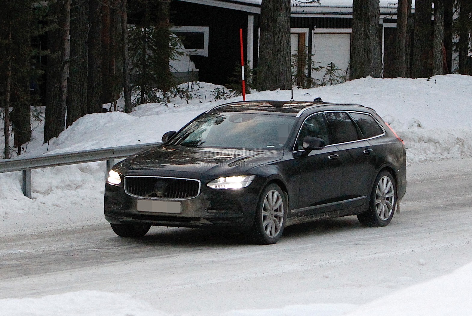 https://s1.cdn.autoevolution.com/images/news/gallery/2021-volvo-s90-and-v90-facelift-wear-useless-camouflage-winter-testing_6.jpg