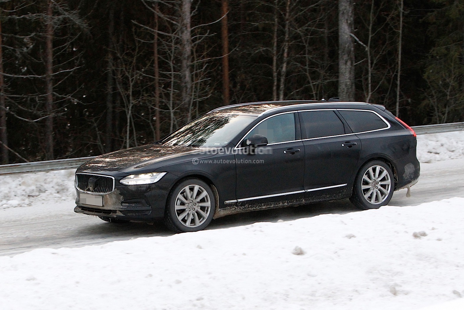 https://s1.cdn.autoevolution.com/images/news/gallery/2021-volvo-s90-and-v90-facelift-wear-useless-camouflage-winter-testing_7.jpg