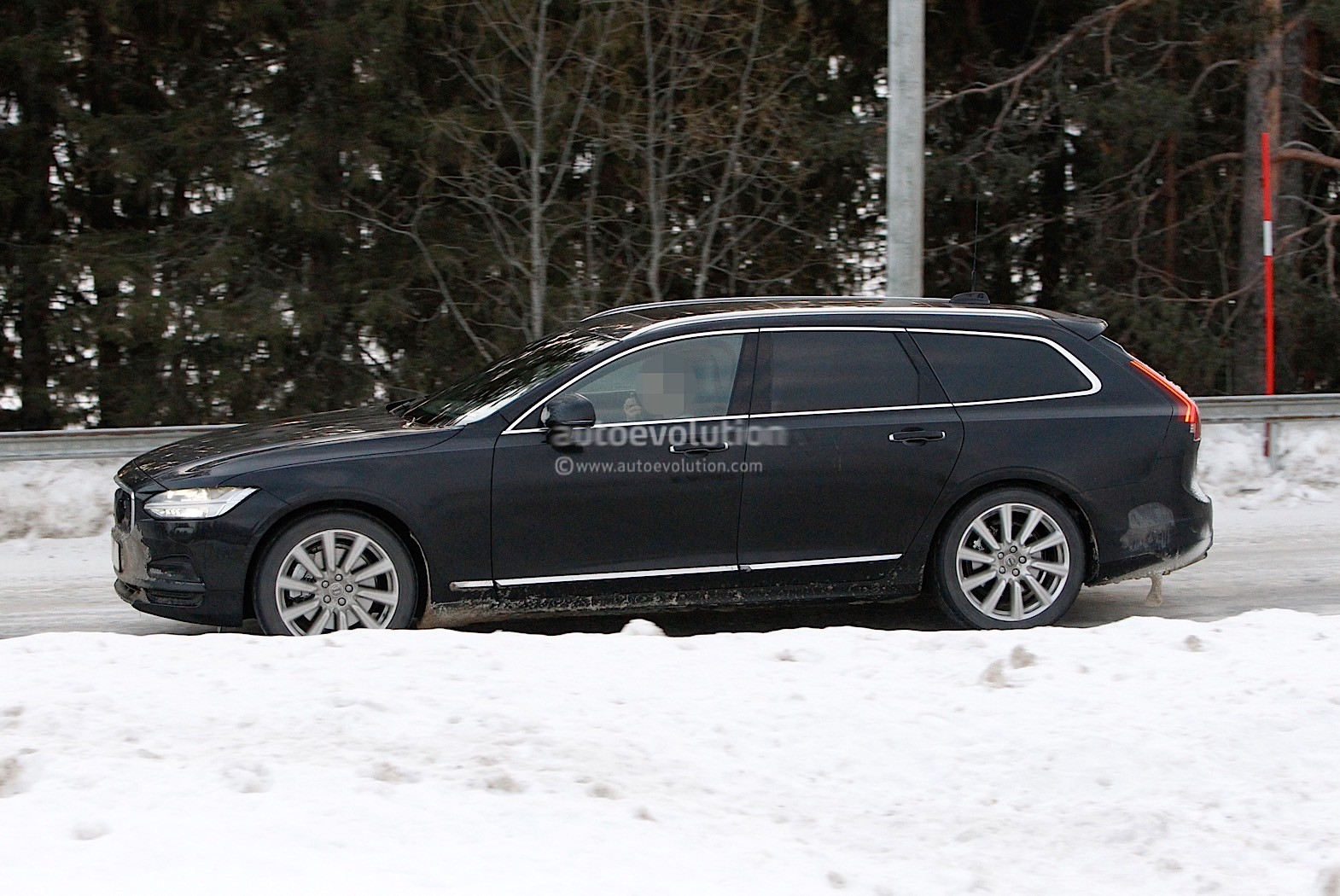 https://s1.cdn.autoevolution.com/images/news/gallery/2021-volvo-s90-and-v90-facelift-wear-useless-camouflage-winter-testing_8.jpg