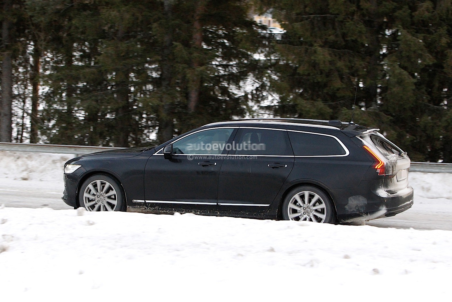 https://s1.cdn.autoevolution.com/images/news/gallery/2021-volvo-s90-and-v90-facelift-wear-useless-camouflage-winter-testing_9.jpg