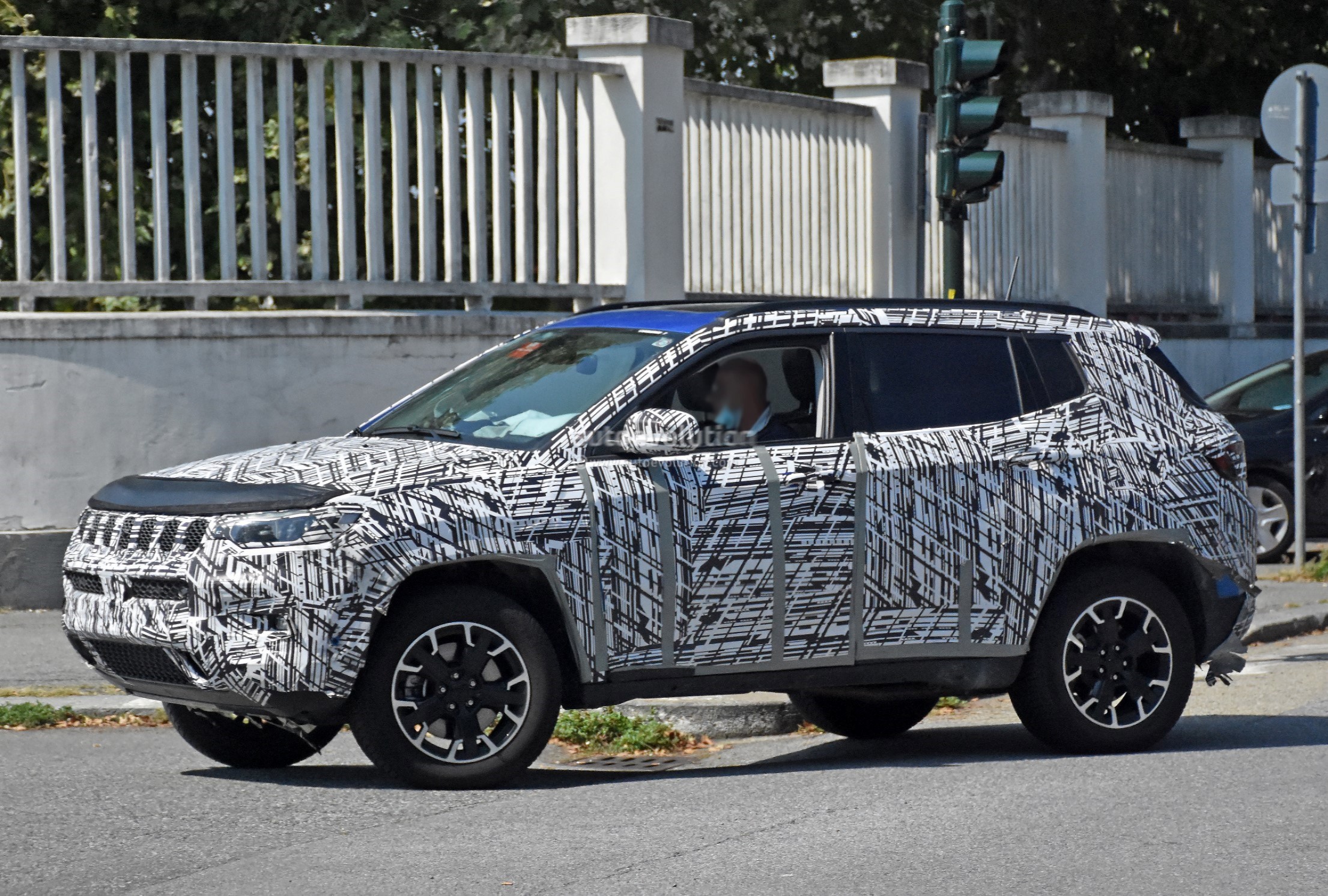 Chinese 2022 Jeep Compass Facelift Teased With Uconnect 5 Infotainment  System - autoevolution