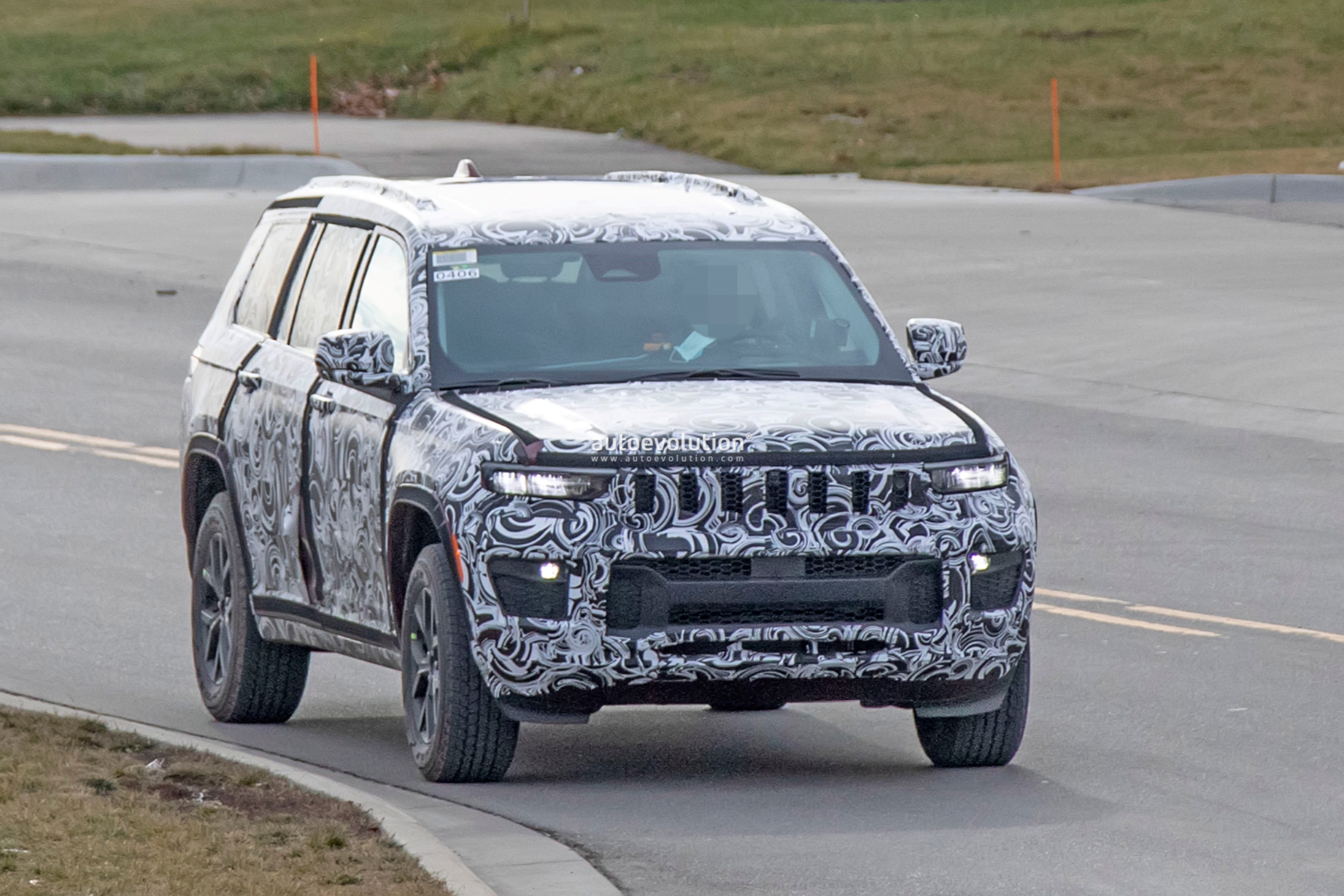2022 Jeep Grand Cherokee (WL) Spied With Grand Wagoneer Styling Cues