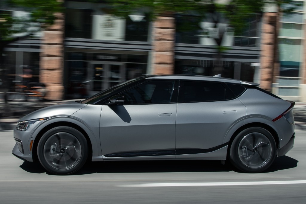 2022 kia ev6 electric crossover gets its epa certified range is it a yay or a nay autoevolution