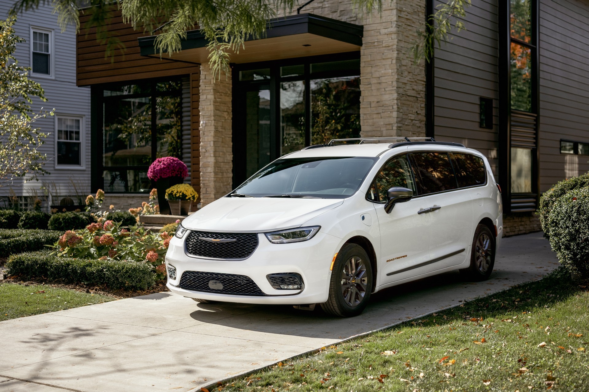 2023-chrysler-pacifica-minivan-hits-the-adventure-trail-with-new-road