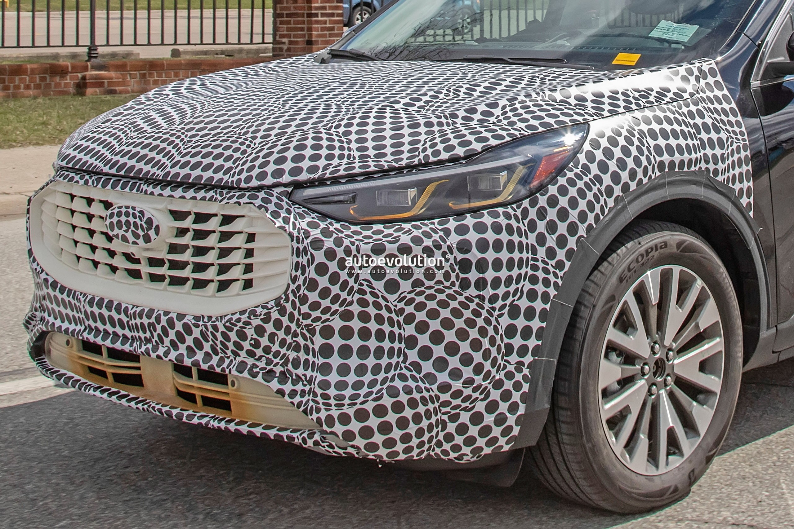 2023 Ford Kuga/Escape Spied With Skimpy Grille Camouflage, New DRL  Signature - autoevolution