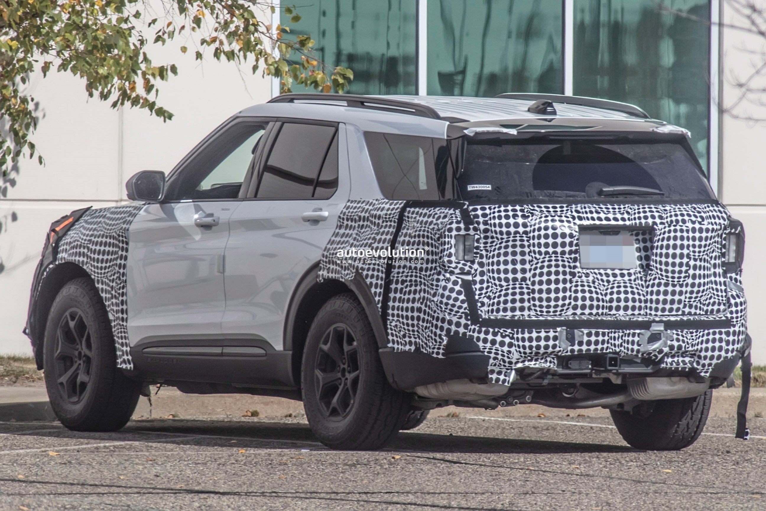2024-ford-explorer-shows-new-infotainment-and-instrument-cluster-in-latest-spy-pics-autoevolution