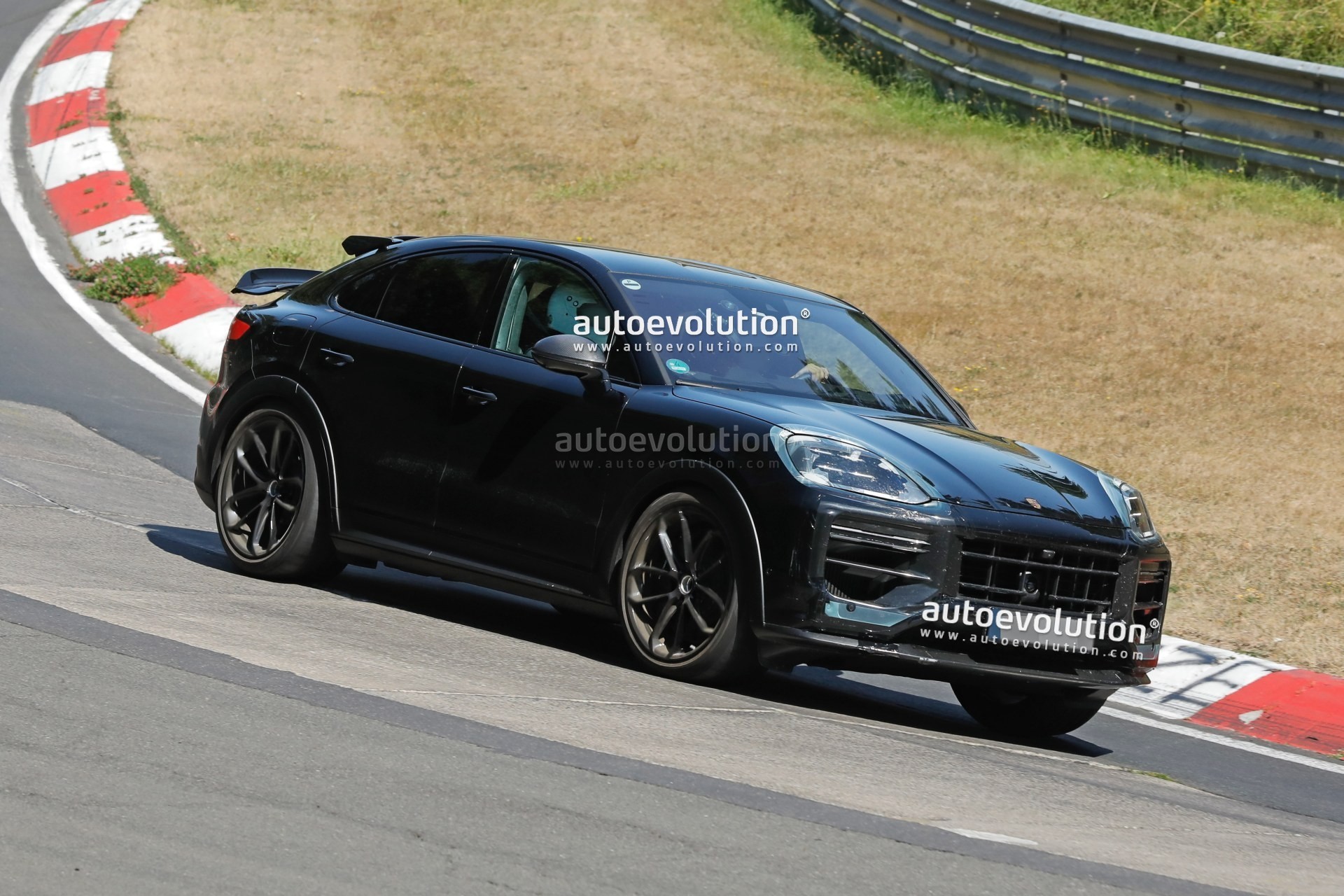 2024 Porsche Cayenne Coupe GTS Facelift Spied for the First Time autoevolution