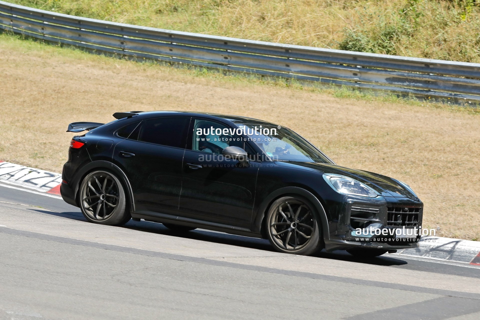 2024 Porsche Cayenne Coupe GTS Facelift Spied for the First Time autoevolution