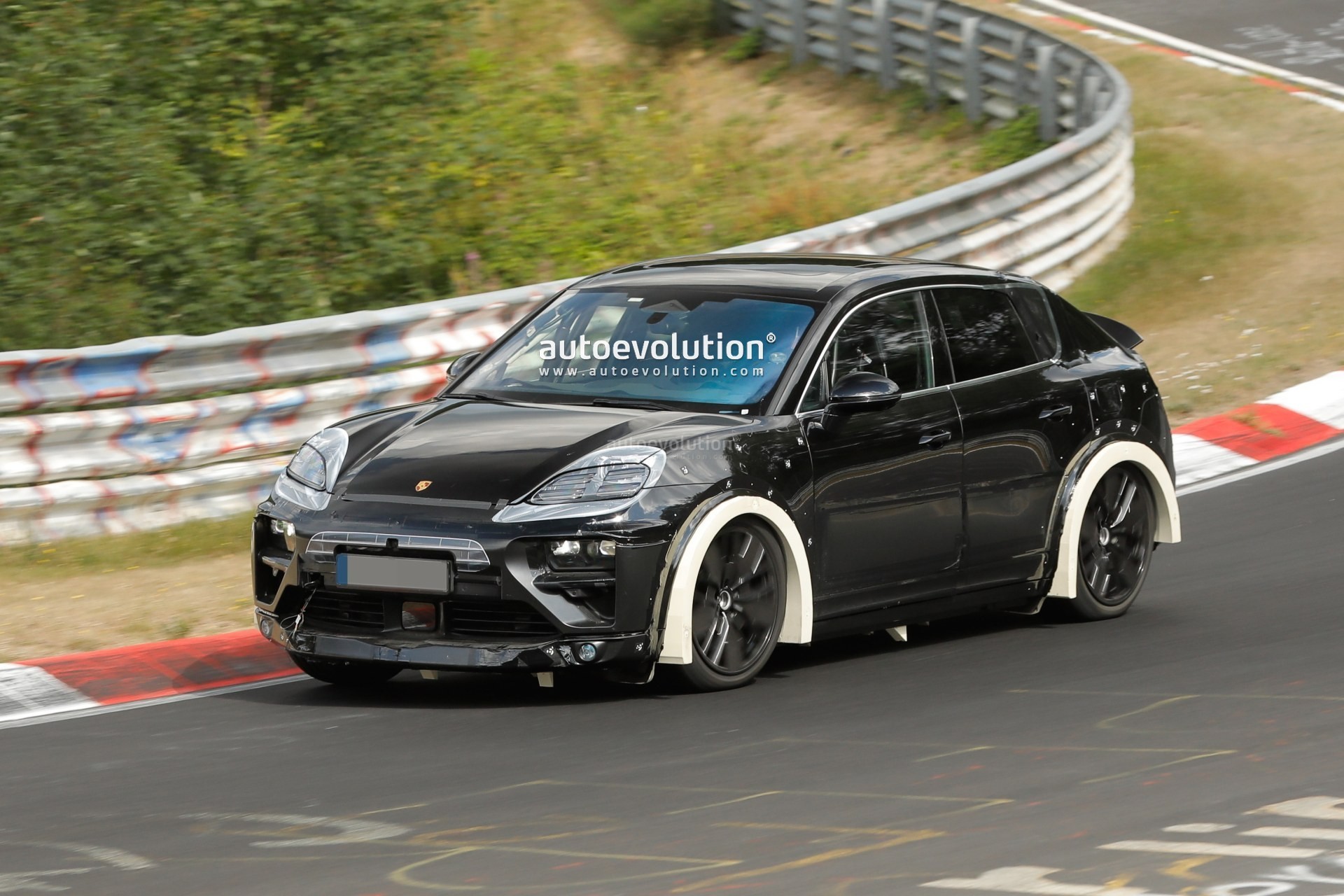 2024 Porsche Macan EV Hits the 'Ring Looking Like This, Gets Driven Hard Anyway autoevolution