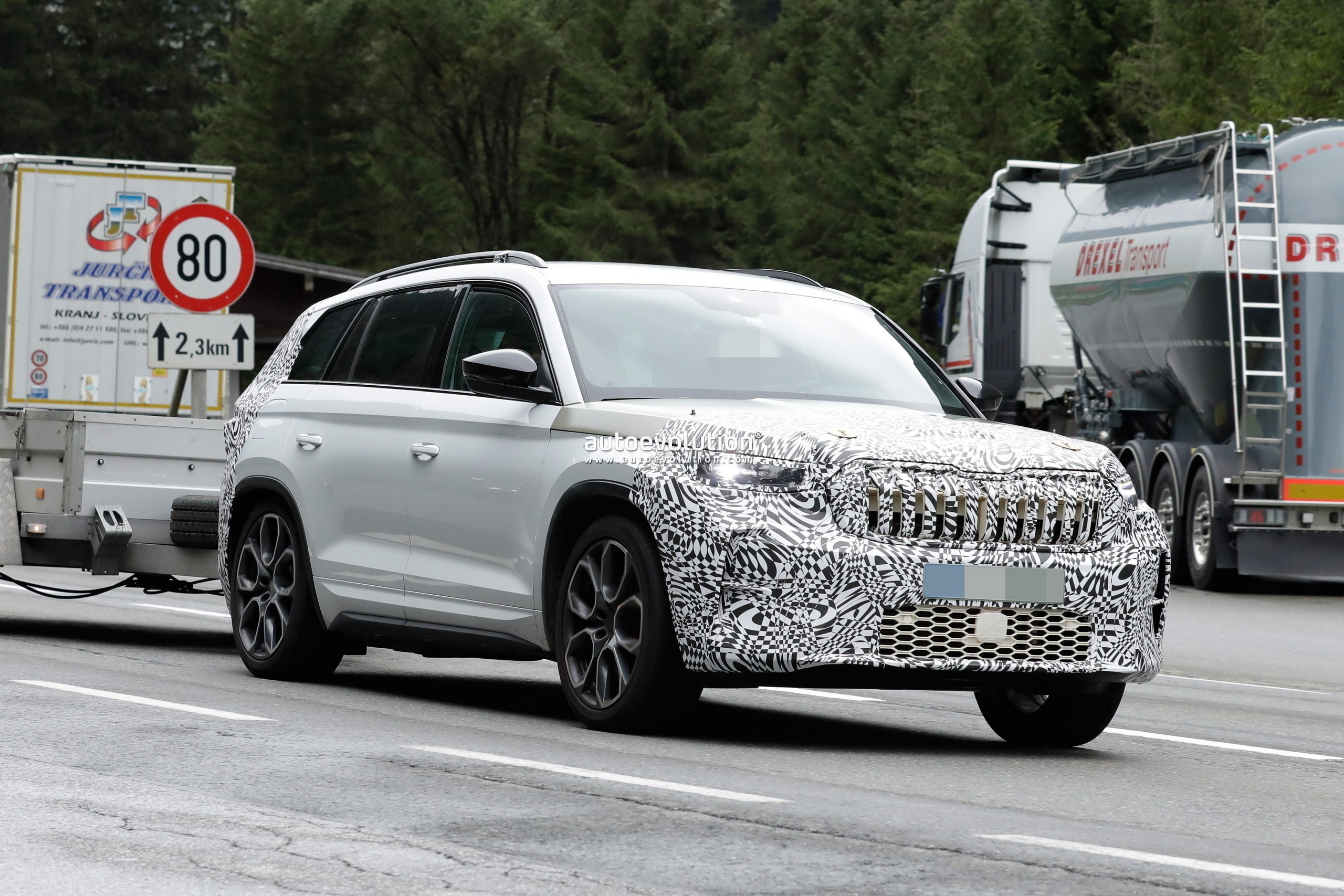2024 Skoda Kodiaq Test Mule Hits the Road With New Front and Rear End