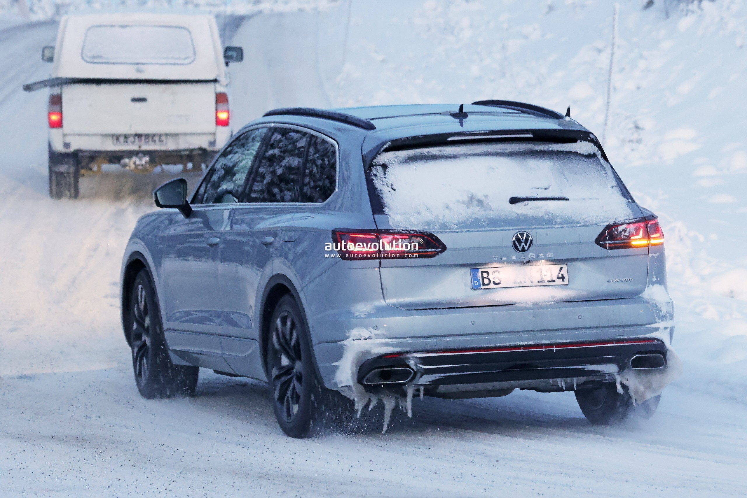 2024 Volkswagen Touareg Caught Playing in the Snow Hiding Minor Design  Updates - autoevolution