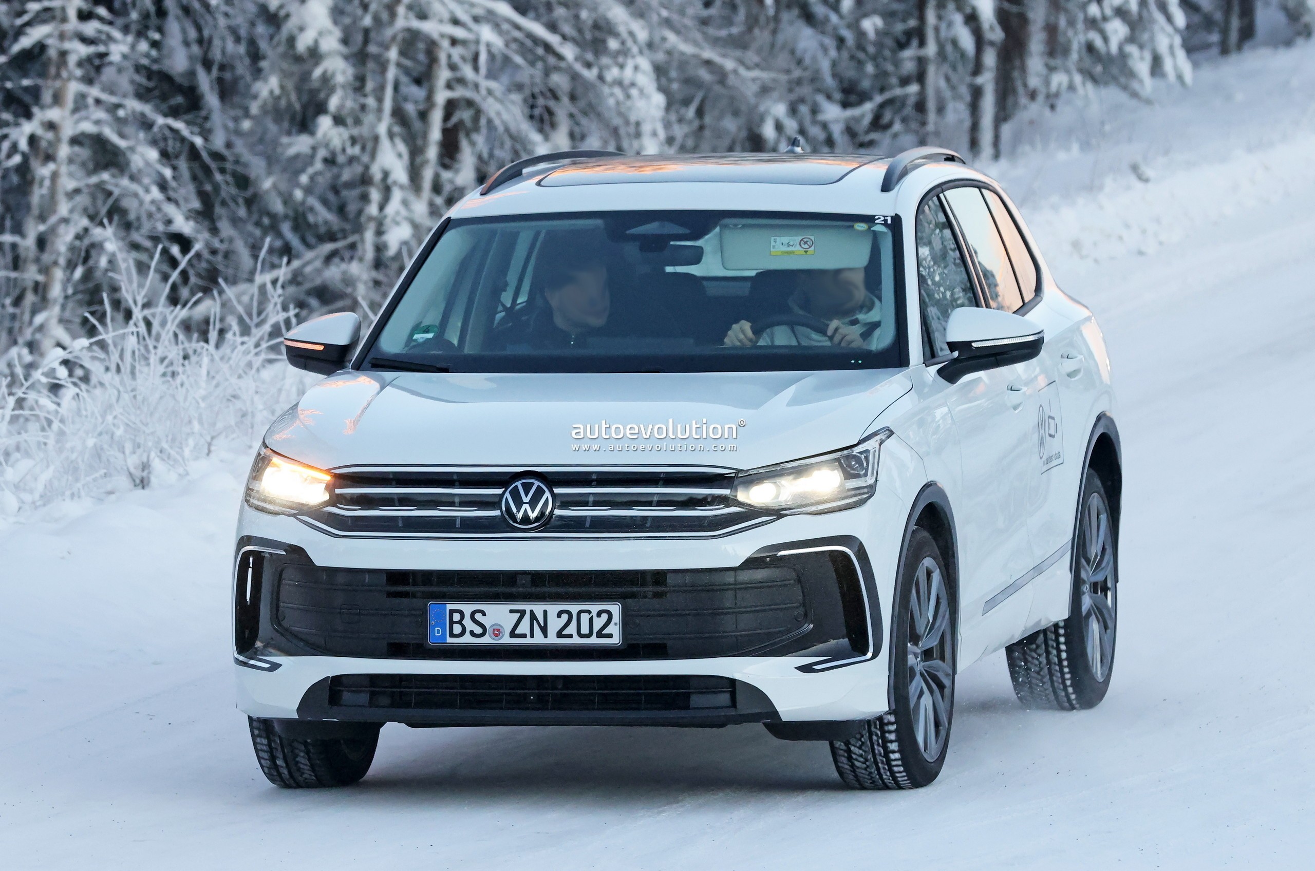 2025 VW Tiguan Embraces the Cold, Gets Tested in 10F autoevolution