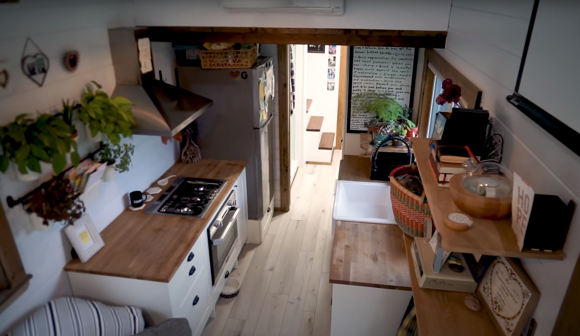Cozy Tiny Home Thistle Proves That Good Things Come in Small Packages -  autoevolution