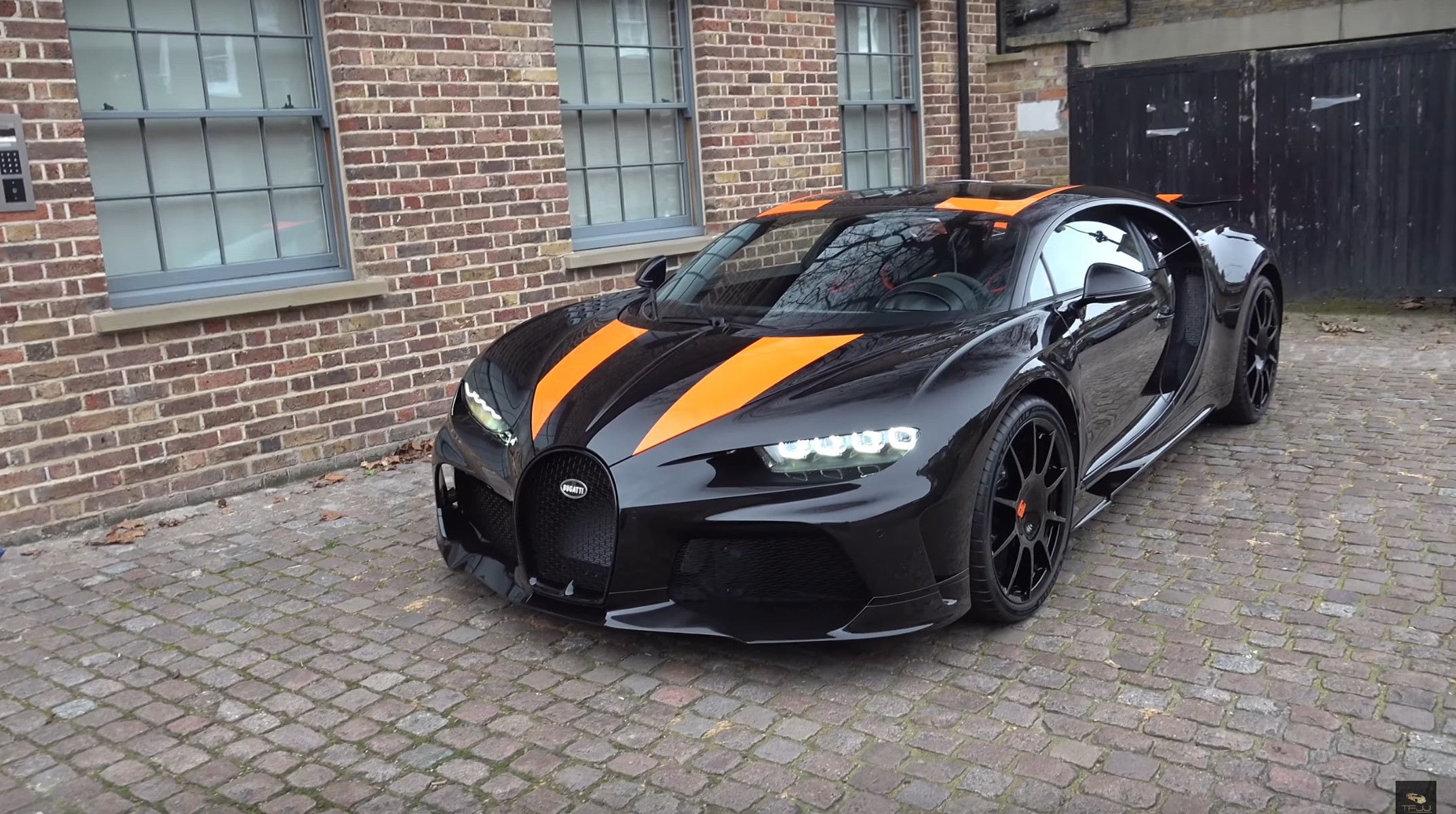 This Bugatti Chiron Super Sport 'Golden Era' took two years to complete 😮  The project has been commissioned by an unnamed collector with…