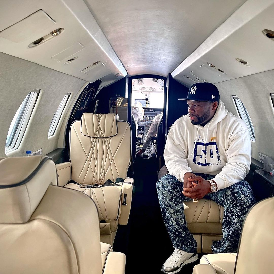 50 Cent relaxes on a private jet and has a light breakfast with his son ...