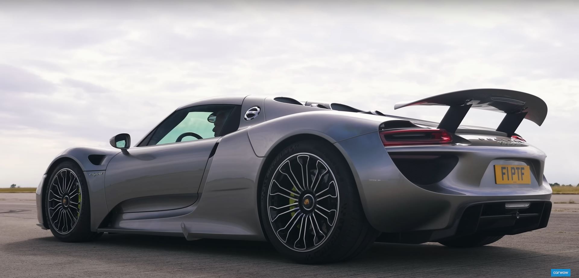 911 Turbo S Drag Races 918 Spyder, This Is What a $1 Million Gap Looks Like  - autoevolution