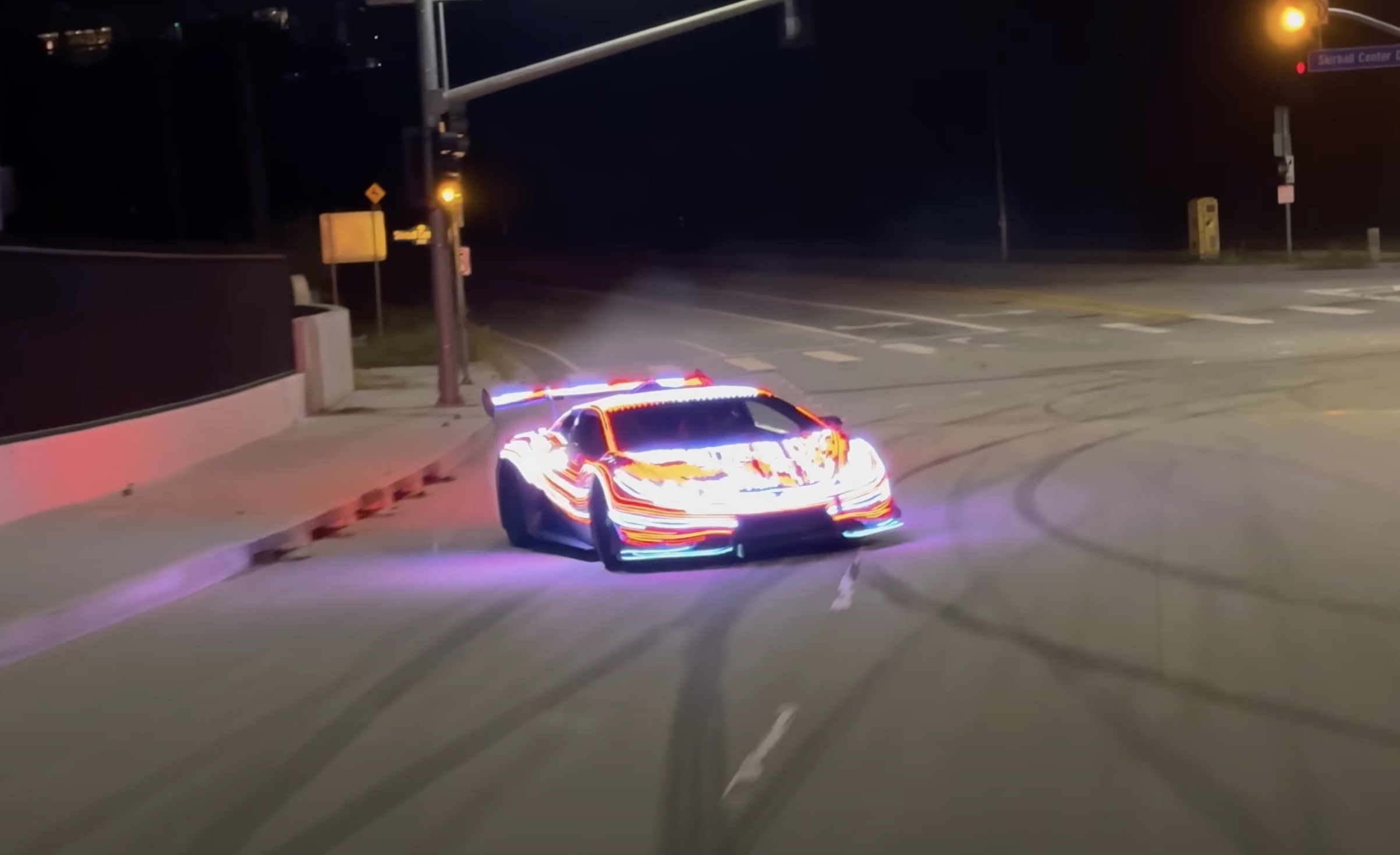 Il met 30 000 LED sur sa Lamborghini Huracan