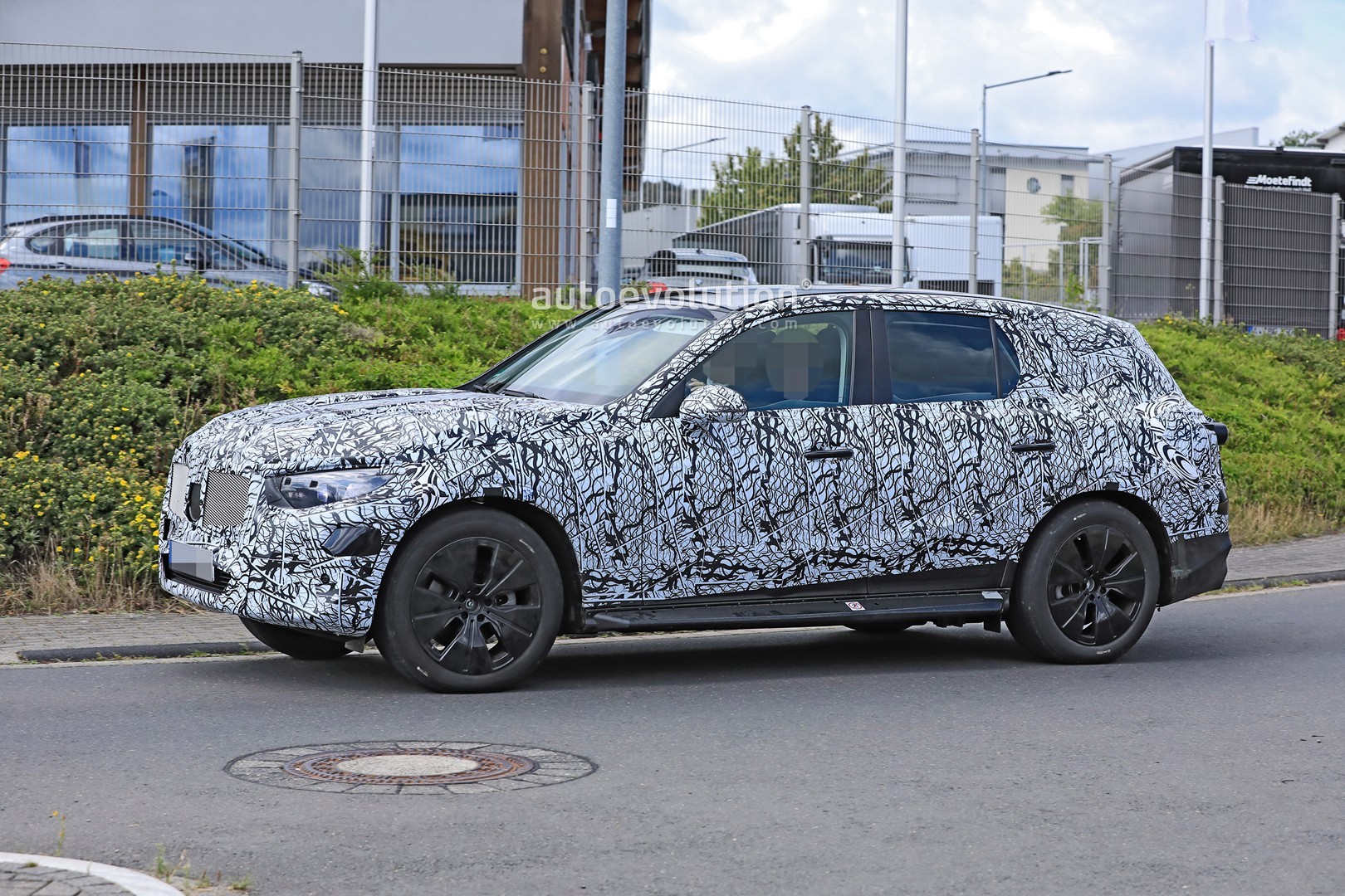 2022 - [Mercedes-Benz] GLC II - Page 2 All-new-2022-mercedes-glc-class-spied-getting-to-be-the-king-of-cuvs_15