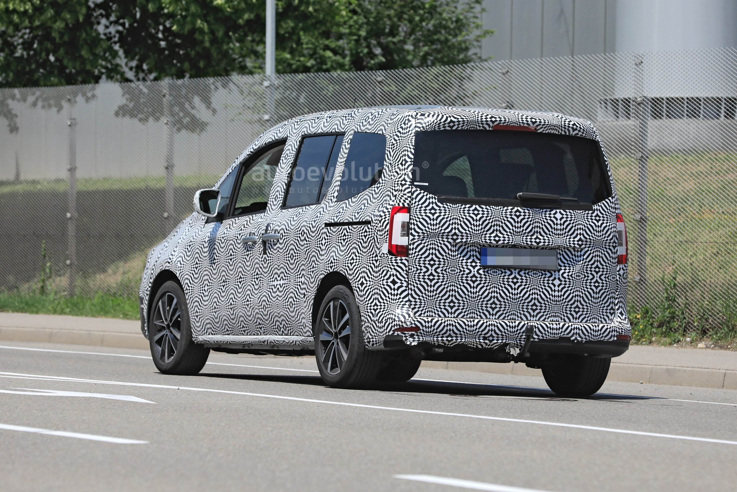 Mercedes Citan small van debuts, to get electric sibling with 285