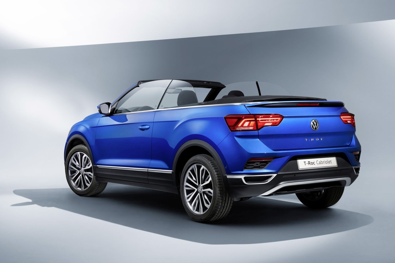 As Snow Storms Approach, VW Starts Making the T-Roc Cabriolet -  autoevolution