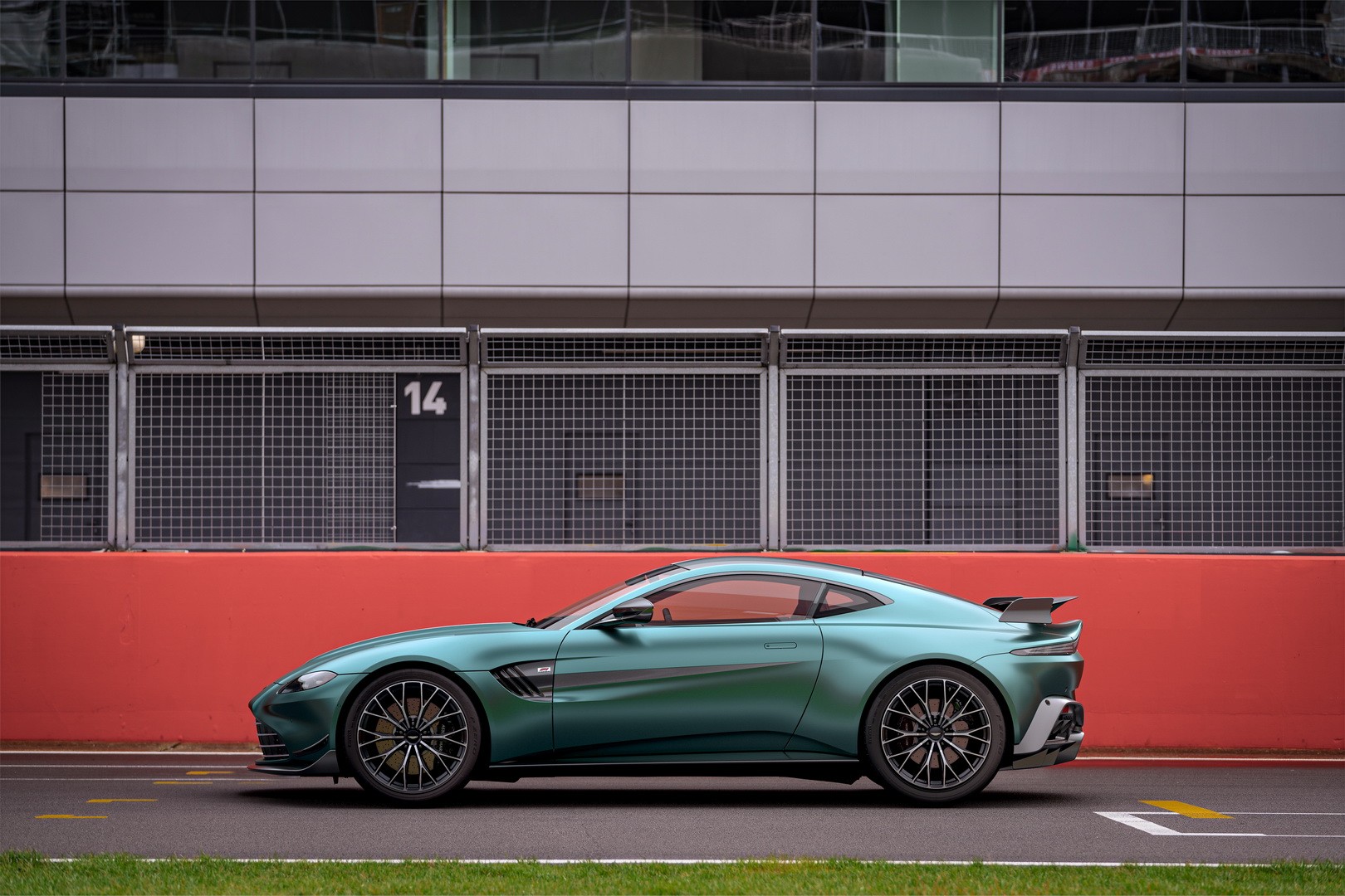 Aston Martin Unveils Vantage F1 Edition Based on Official Formula 1