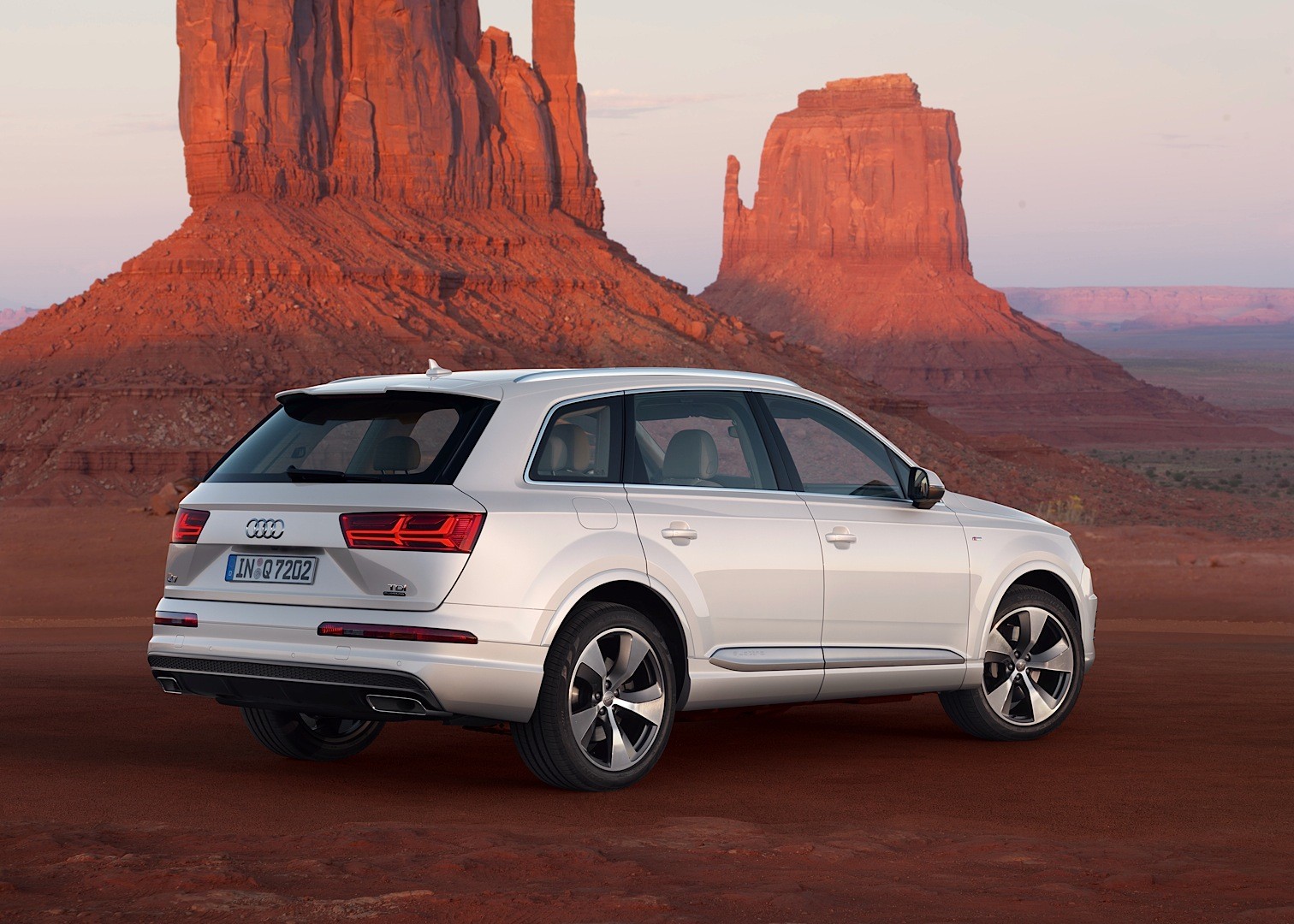Audi Shows 2015 Q7 in New Tofana White Color, Reveals Obsession with