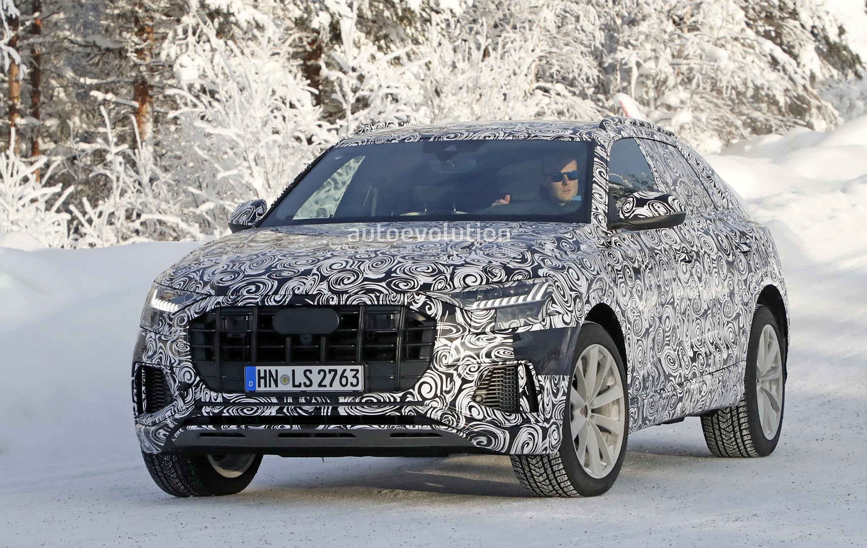 2018 - [Audi] Q8 - Page 6 Audi-sq8-shows-new-headlights-looks-almost-ready-to-debut_2