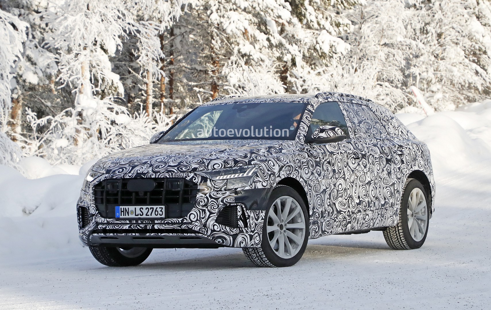 2018 - [Audi] Q8 - Page 6 Audi-sq8-shows-new-headlights-looks-almost-ready-to-debut_3