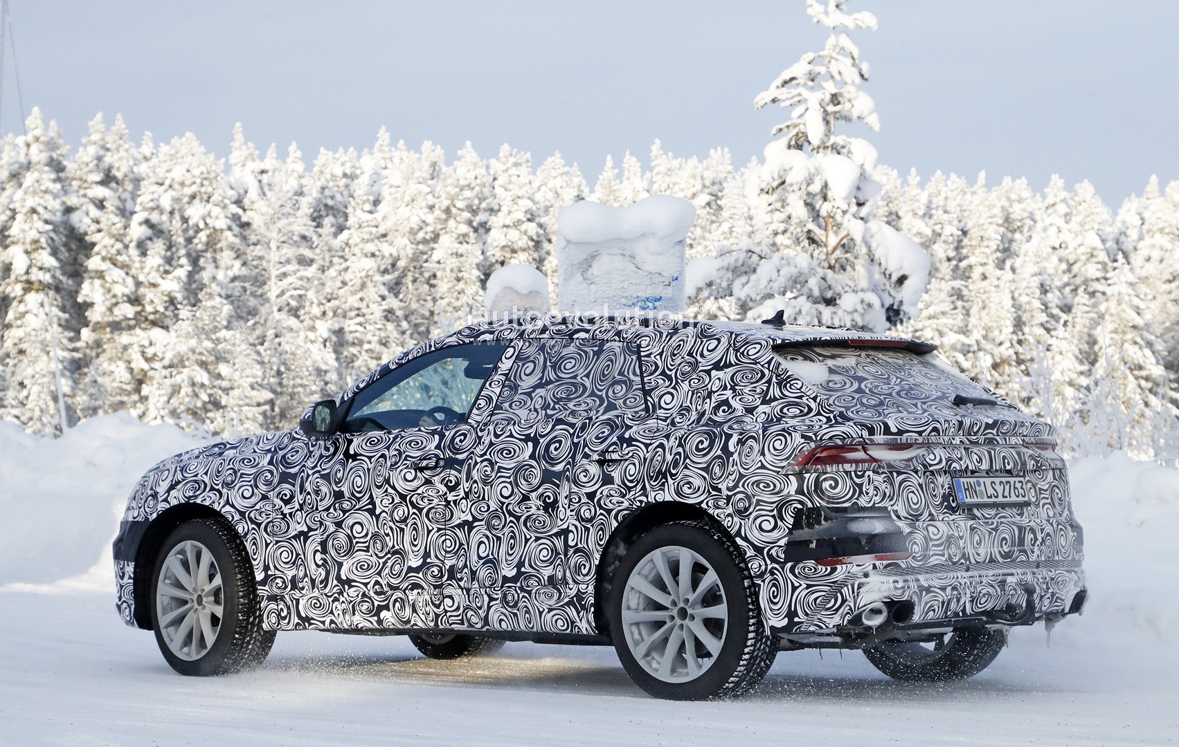 2018 - [Audi] Q8 - Page 6 Audi-sq8-shows-new-headlights-looks-almost-ready-to-debut_9