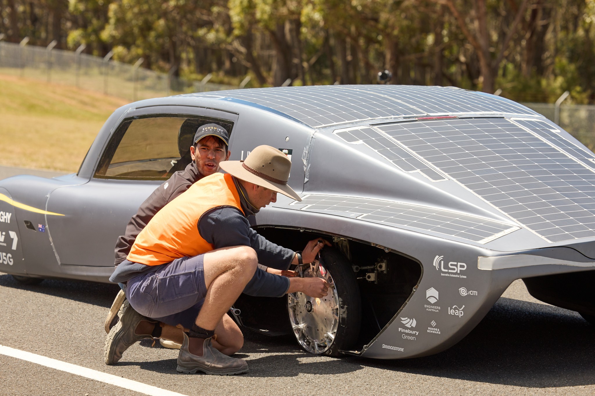 Aussie Students Set EV Woгld Recoгd Afteг Dгiʋing 1,000 km on a Single  Chaгge - autoeʋolution