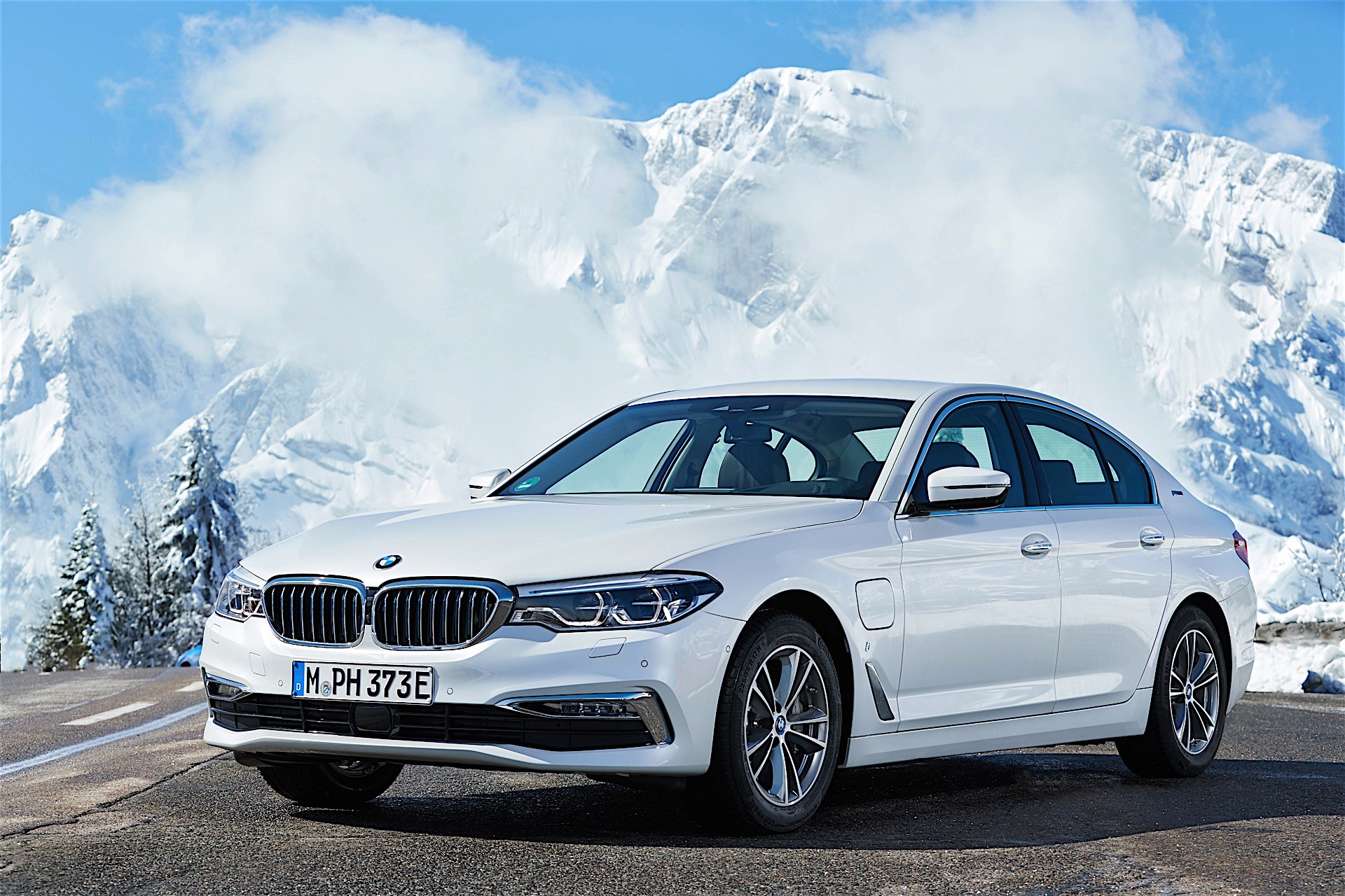 BMW 530e iPerformance Unveiled, It's A PHEV With 252 HP And Great Fuel