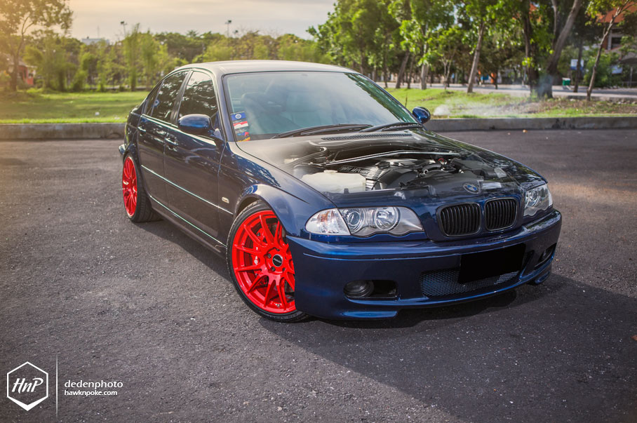 E46 Series Hops Red Shoes in Bali - autoevolution