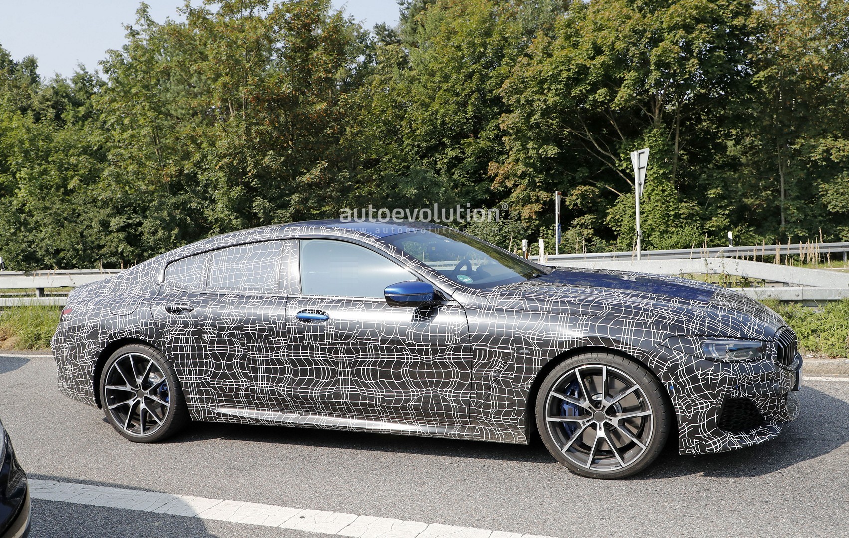 [Imagen: bmw-m850i-gran-coupe-spied-in-traffic-lo...ntic_2.jpg]