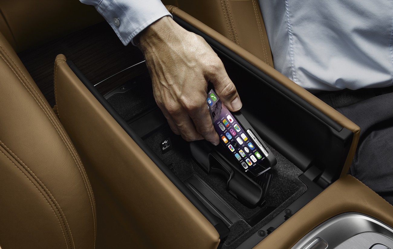 BMW Introduces Retrofit Wireless Charging Kit - autoevolution