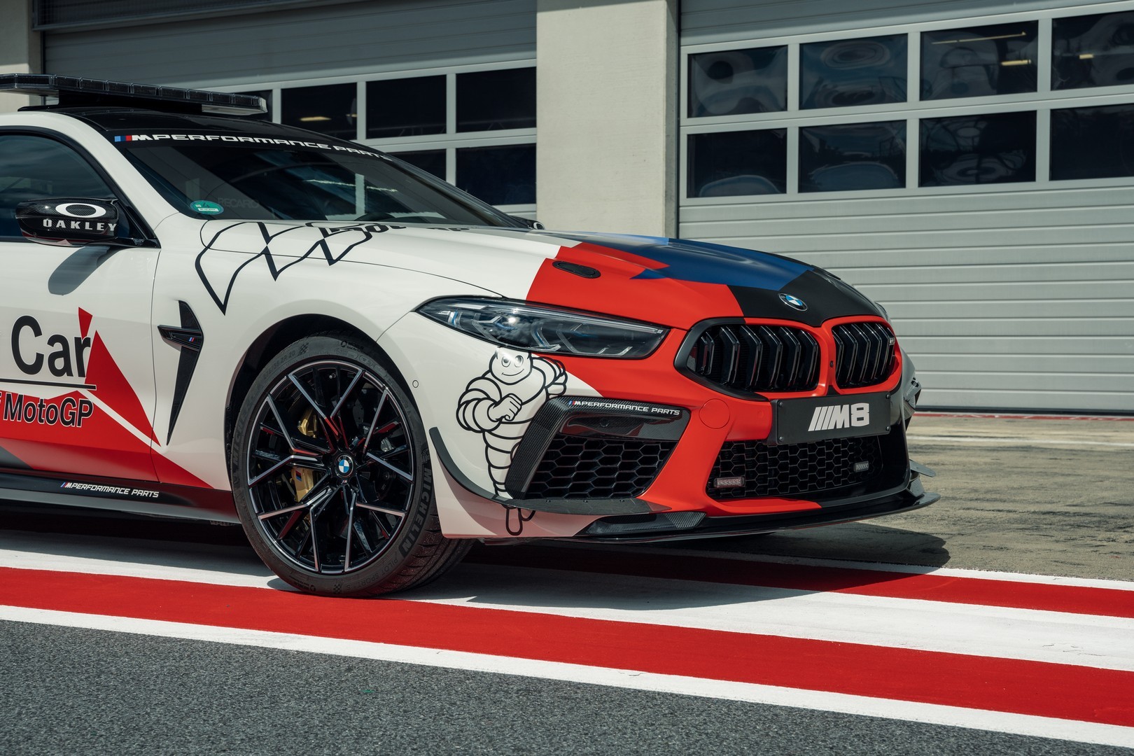 2019 - [BMW] Série 8 Gran Coupé [G16] - Page 7 Bmw-surprisingly-turned-the-new-m8-gran-coupe-into-a-safety-car-for-motogp_10