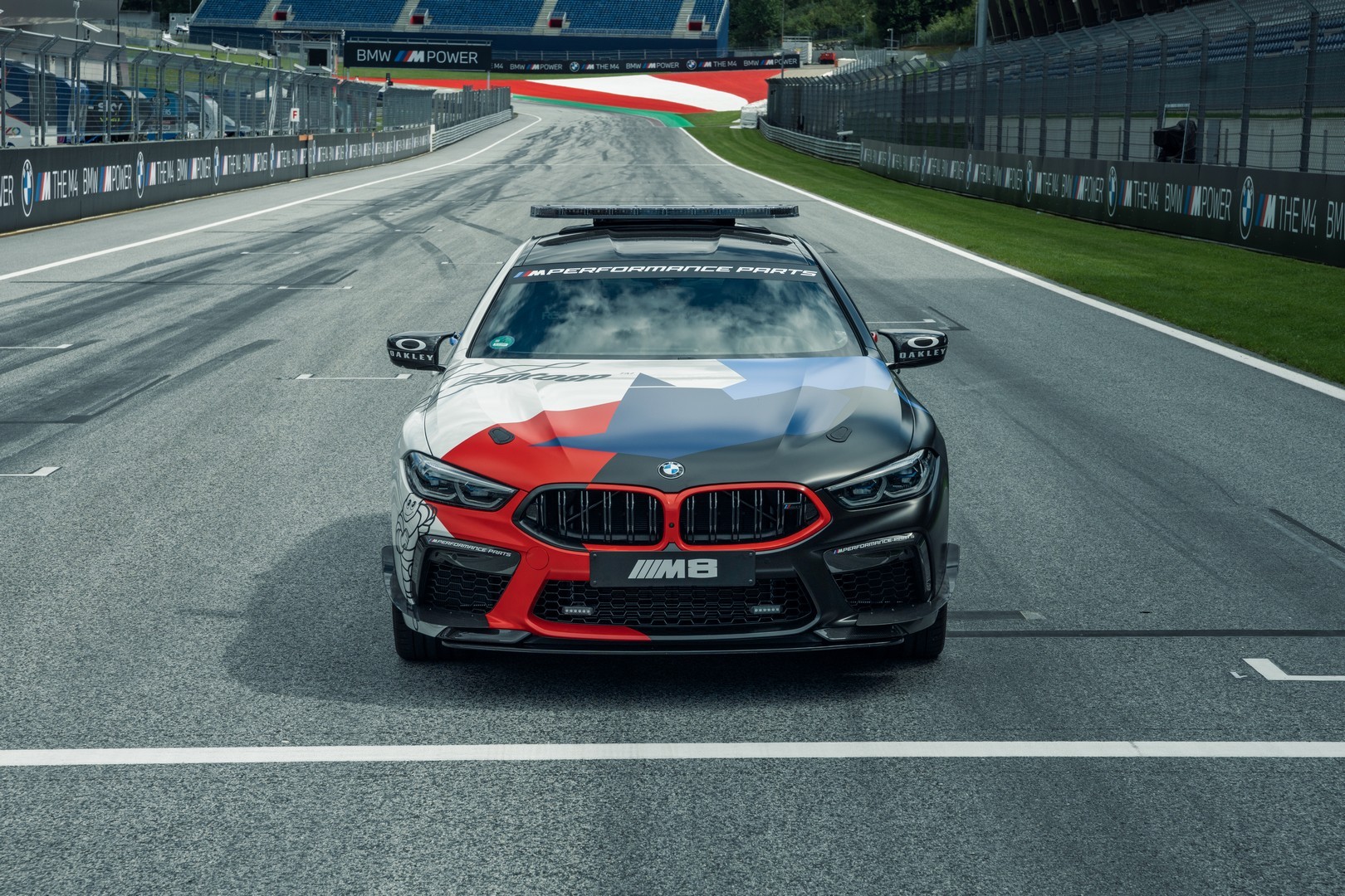 2019 - [BMW] Série 8 Gran Coupé [G16] - Page 7 Bmw-surprisingly-turned-the-new-m8-gran-coupe-into-a-safety-car-for-motogp_15