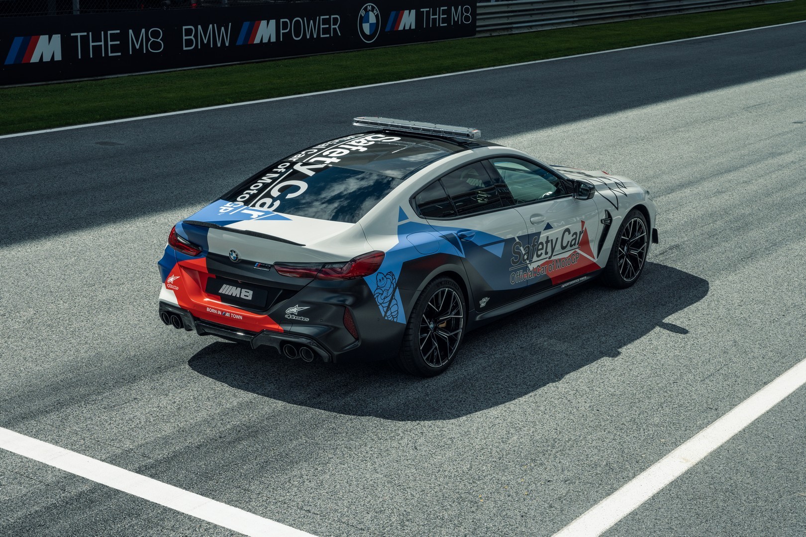 2019 - [BMW] Série 8 Gran Coupé [G16] - Page 7 Bmw-surprisingly-turned-the-new-m8-gran-coupe-into-a-safety-car-for-motogp_16
