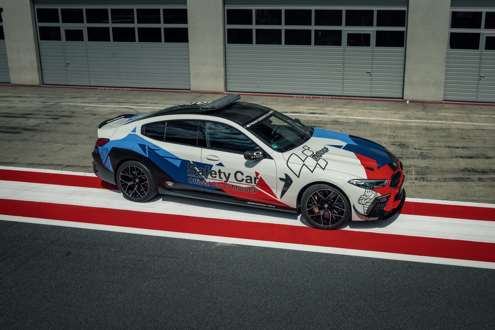 2019 - [BMW] Série 8 Gran Coupé [G16] - Page 7 Bmw-surprisingly-turned-the-new-m8-gran-coupe-into-a-safety-car-for-motogp_3