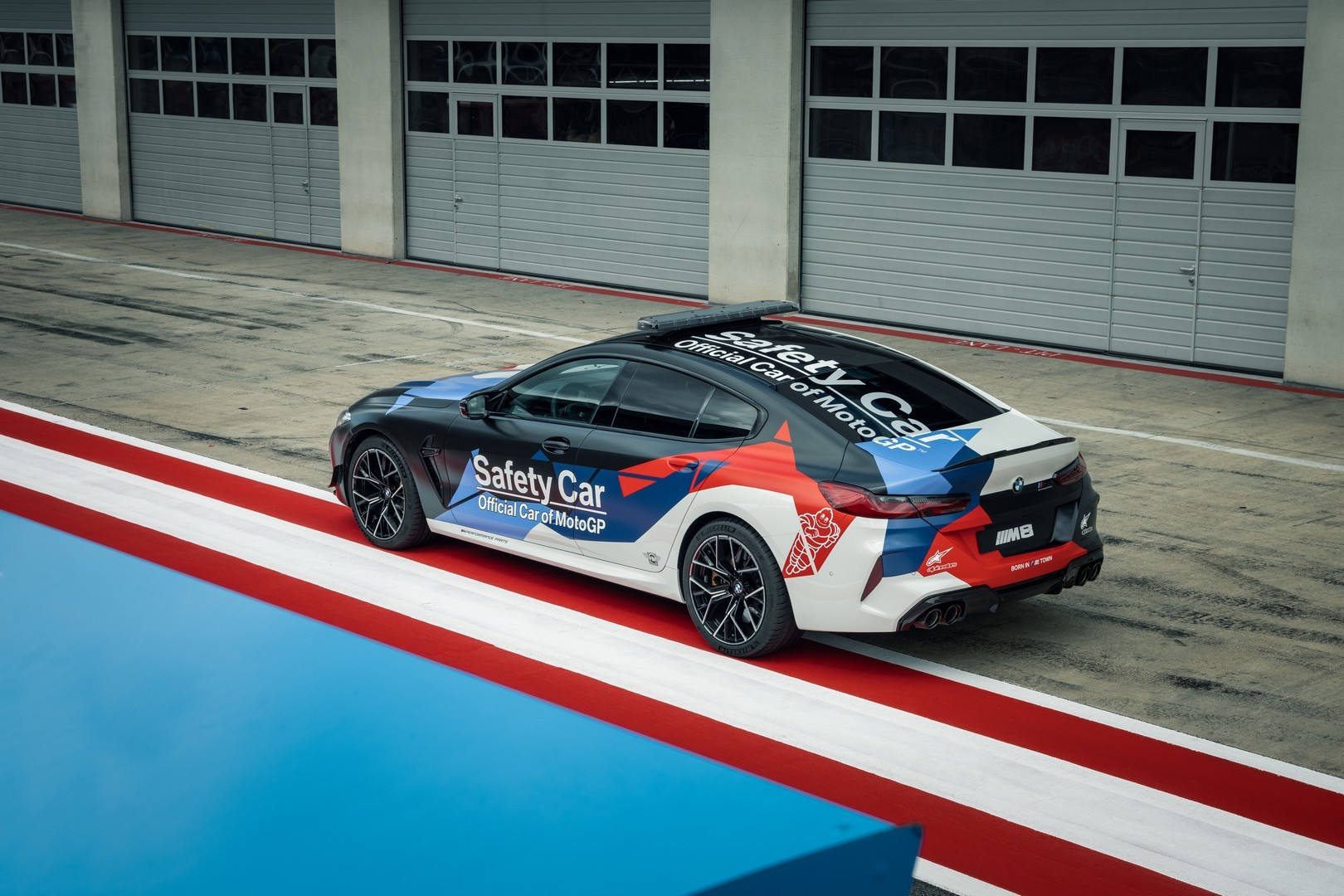 2019 - [BMW] Série 8 Gran Coupé [G16] - Page 7 Bmw-surprisingly-turned-the-new-m8-gran-coupe-into-a-safety-car-for-motogp_4