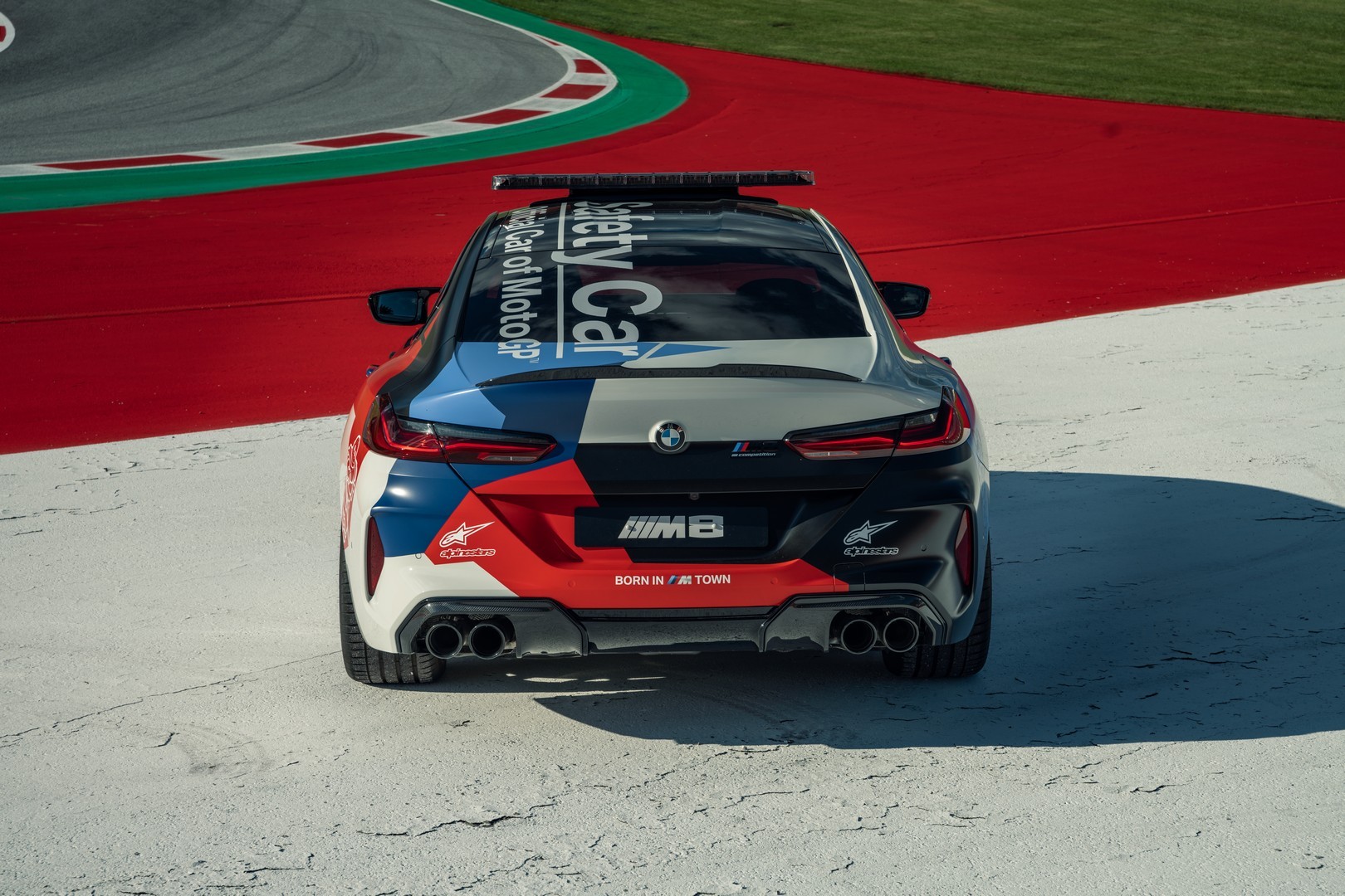 2019 - [BMW] Série 8 Gran Coupé [G16] - Page 7 Bmw-surprisingly-turned-the-new-m8-gran-coupe-into-a-safety-car-for-motogp_5
