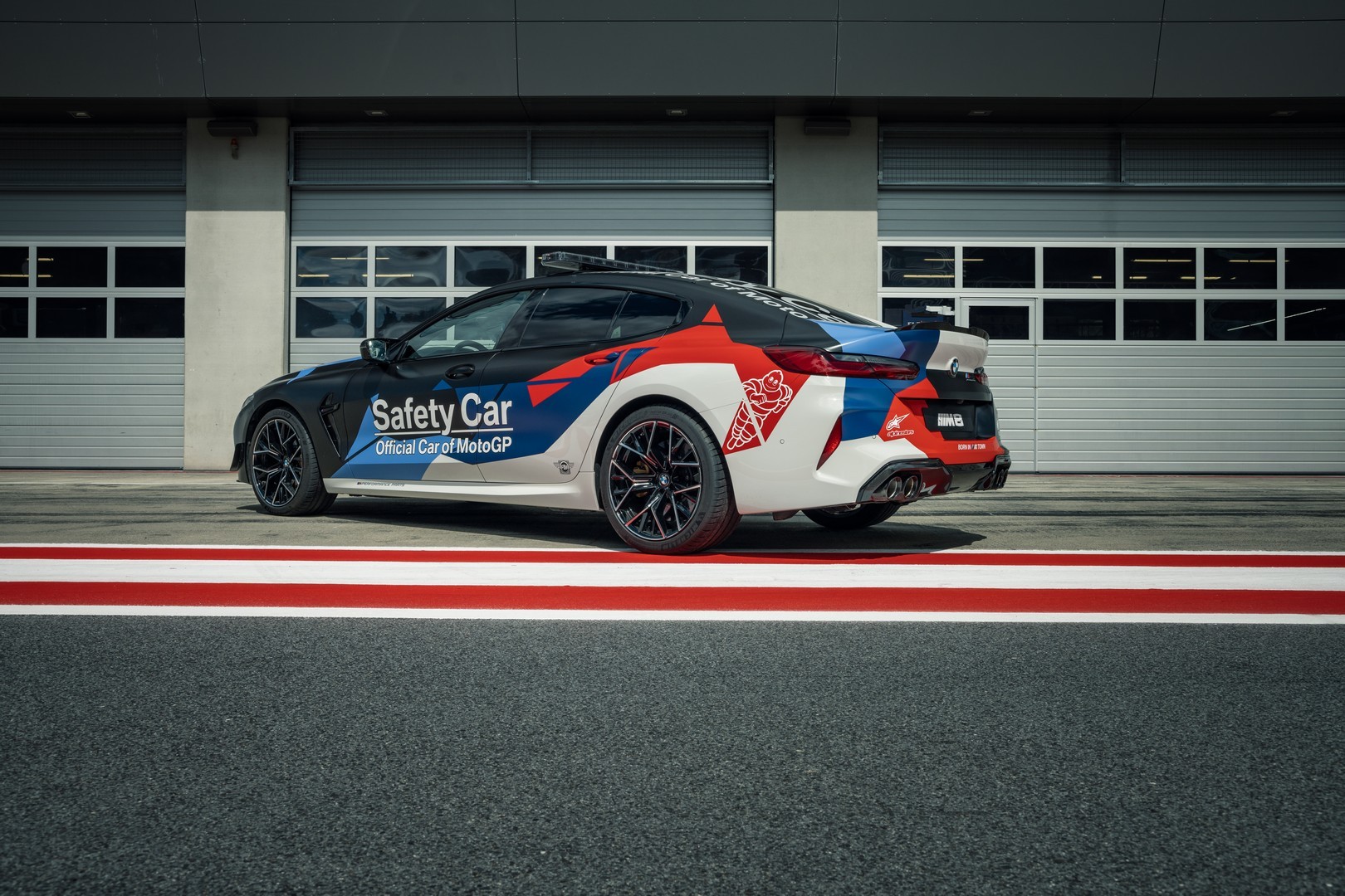 2019 - [BMW] Série 8 Gran Coupé [G16] - Page 7 Bmw-surprisingly-turned-the-new-m8-gran-coupe-into-a-safety-car-for-motogp_6