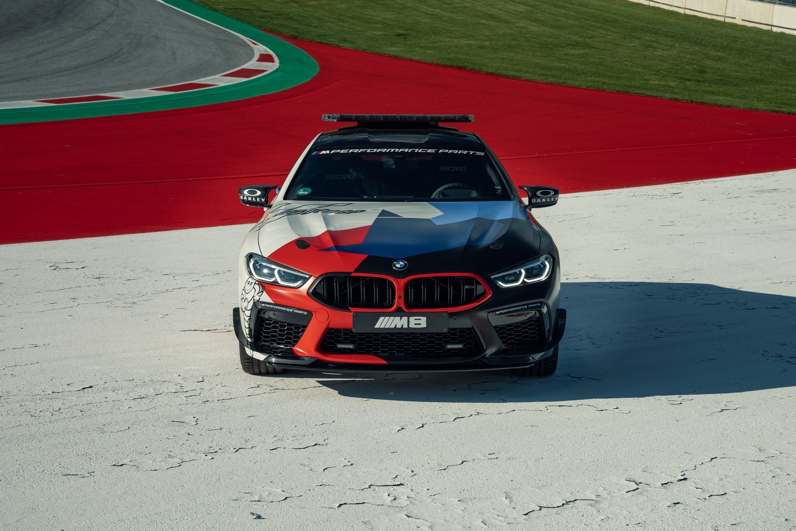 2019 - [BMW] Série 8 Gran Coupé [G16] - Page 7 Bmw-surprisingly-turned-the-new-m8-gran-coupe-into-a-safety-car-for-motogp_8