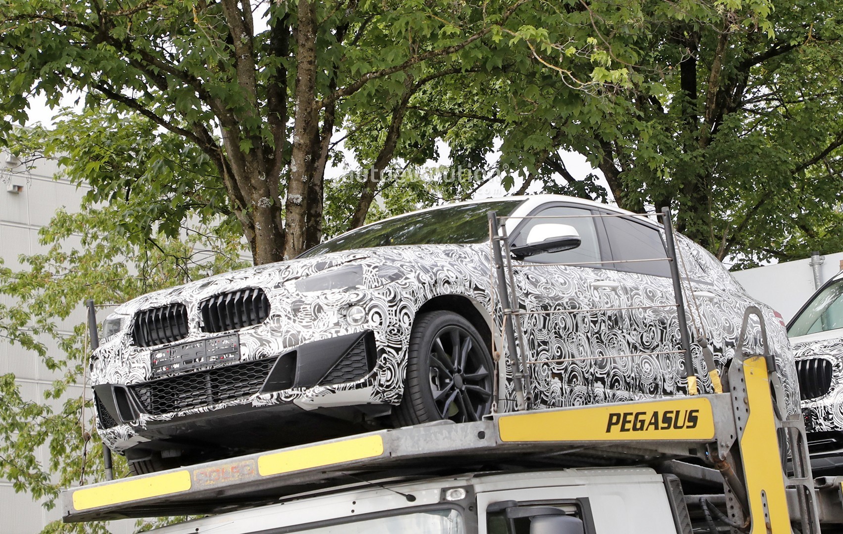 [Imagen: bmw-x2-reveals-front-bumper-with-likely-...sign_3.jpg]