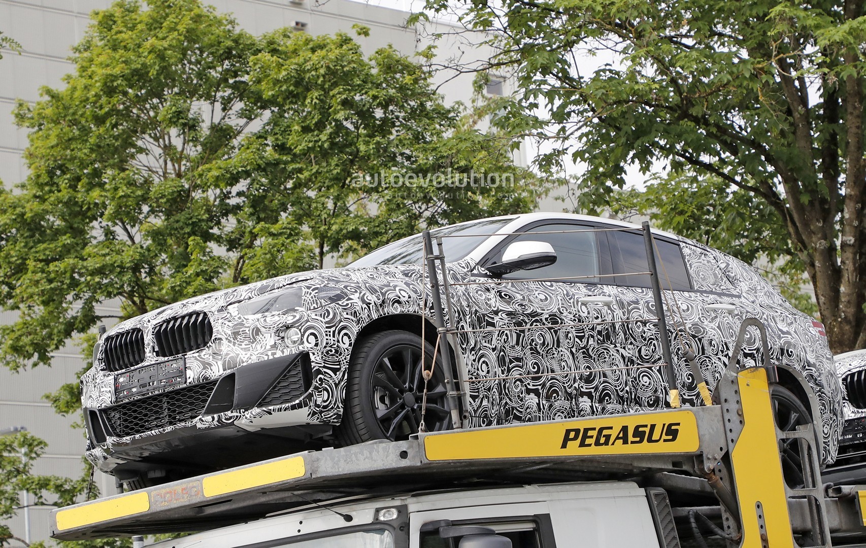 [Imagen: bmw-x2-reveals-front-bumper-with-likely-...sign_4.jpg]