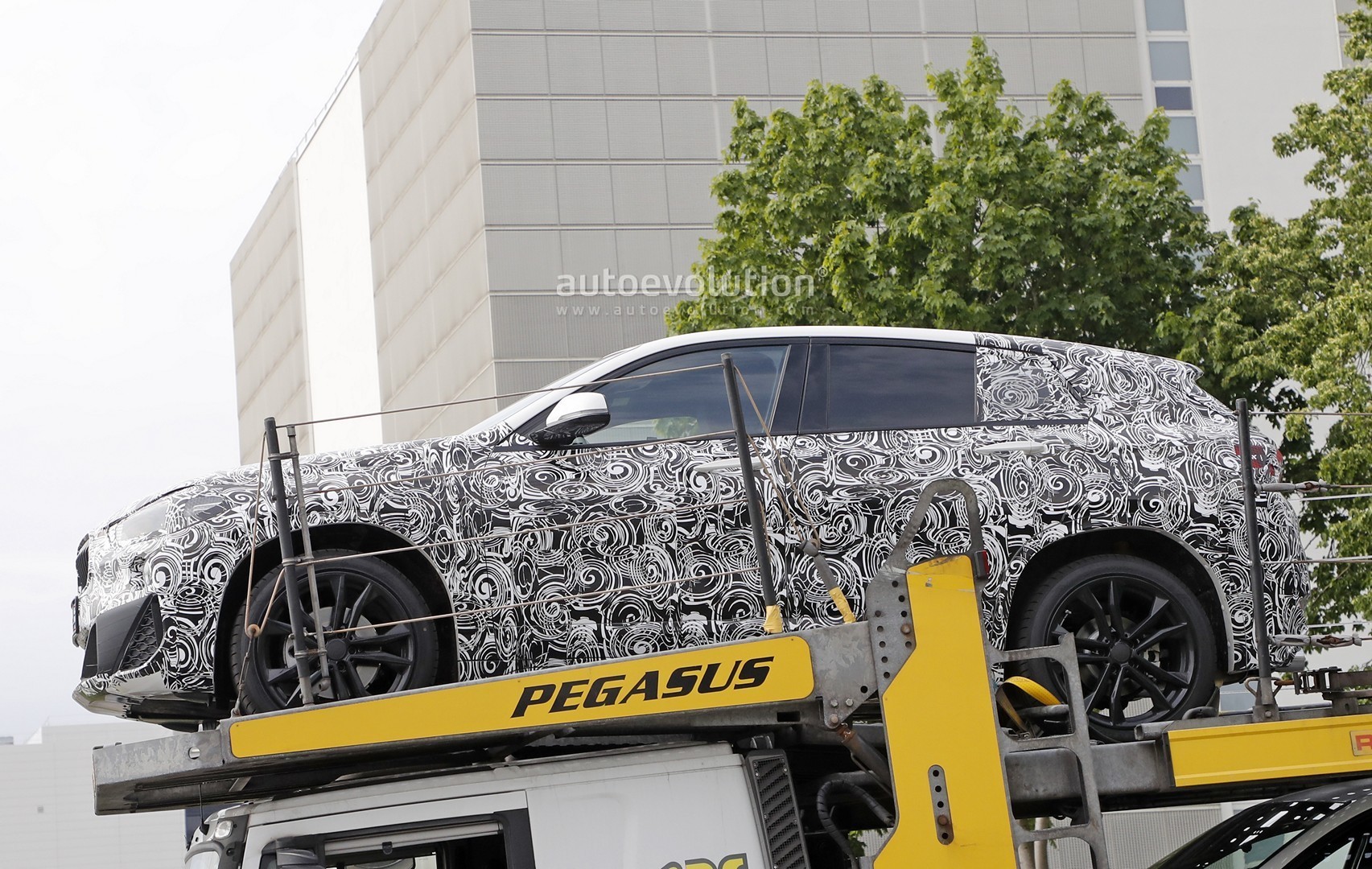 [Imagen: bmw-x2-reveals-front-bumper-with-likely-...sign_9.jpg]