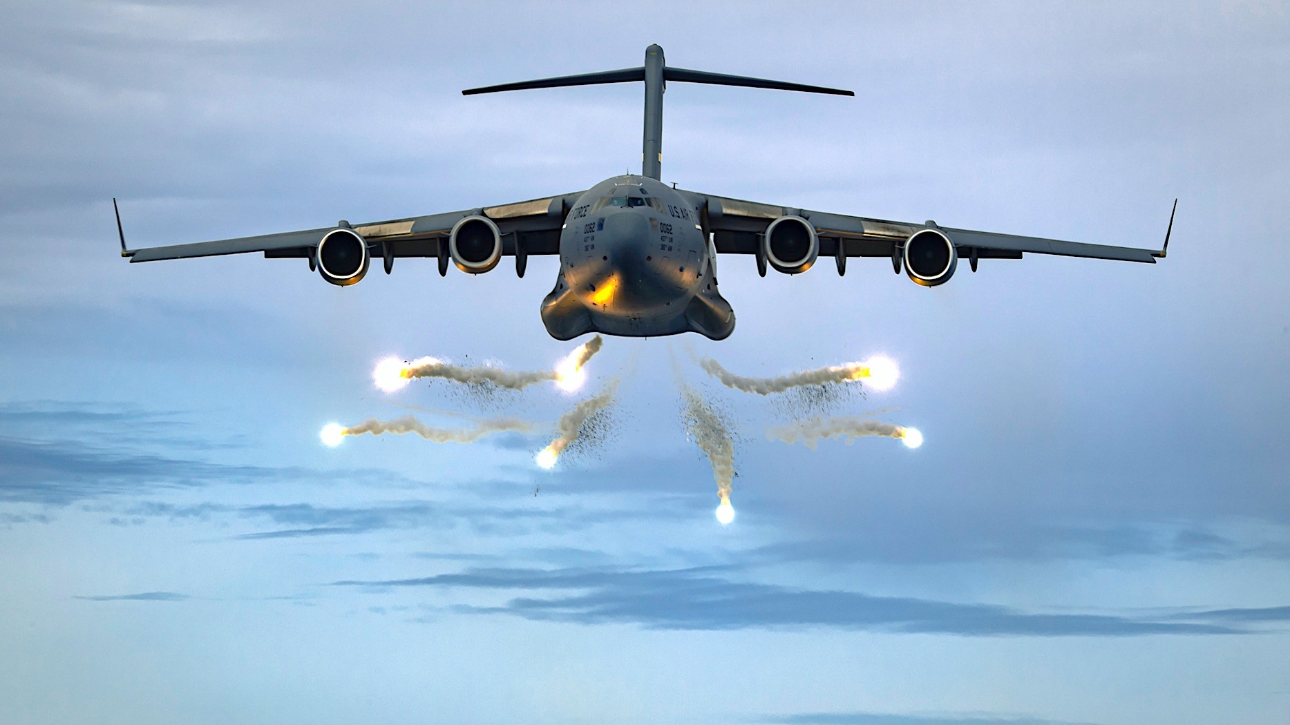 C-17 Globemaster Can Drop Cargo and Tanks, Looks Its Best When Firing  Flares - autoevolution