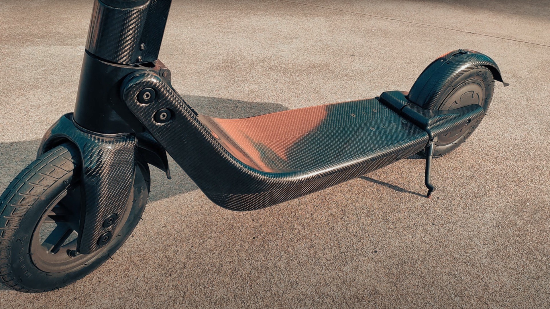 Emuler Fugtig Cater Carbon Fiber CIVI Scooter Is Made the Same Way as the Bugatti Chiron,  Weighs Under 26 Lb - autoevolution