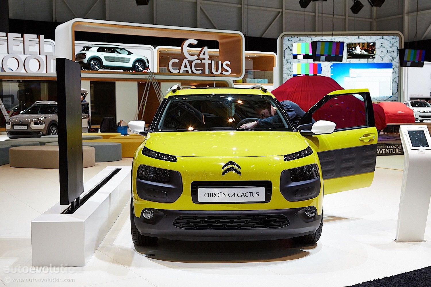 C4 Cactus and C4 Cactus Adventure Liven Up Citroën's Geneva Stand [w/Video], Carscoops