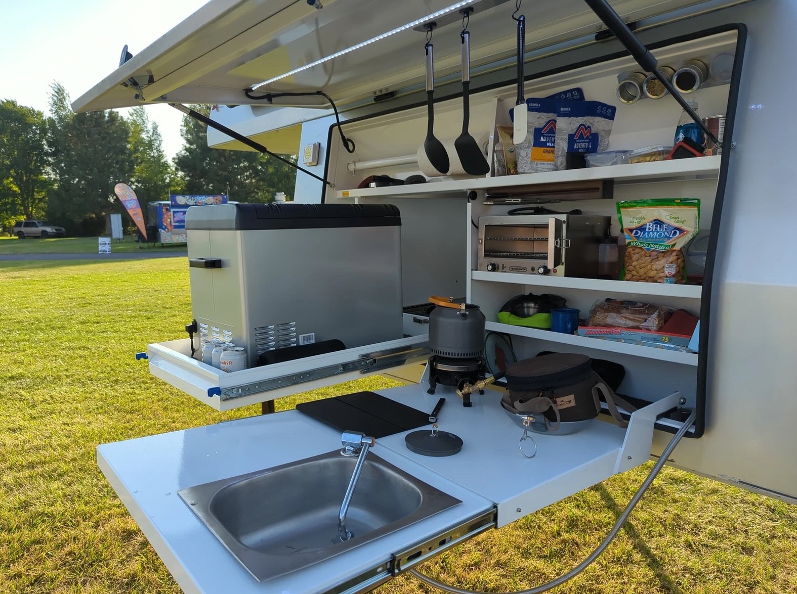 Compact but Functional Gullwing Flatbed Pop-Up Camper Is Ultra-Light ...