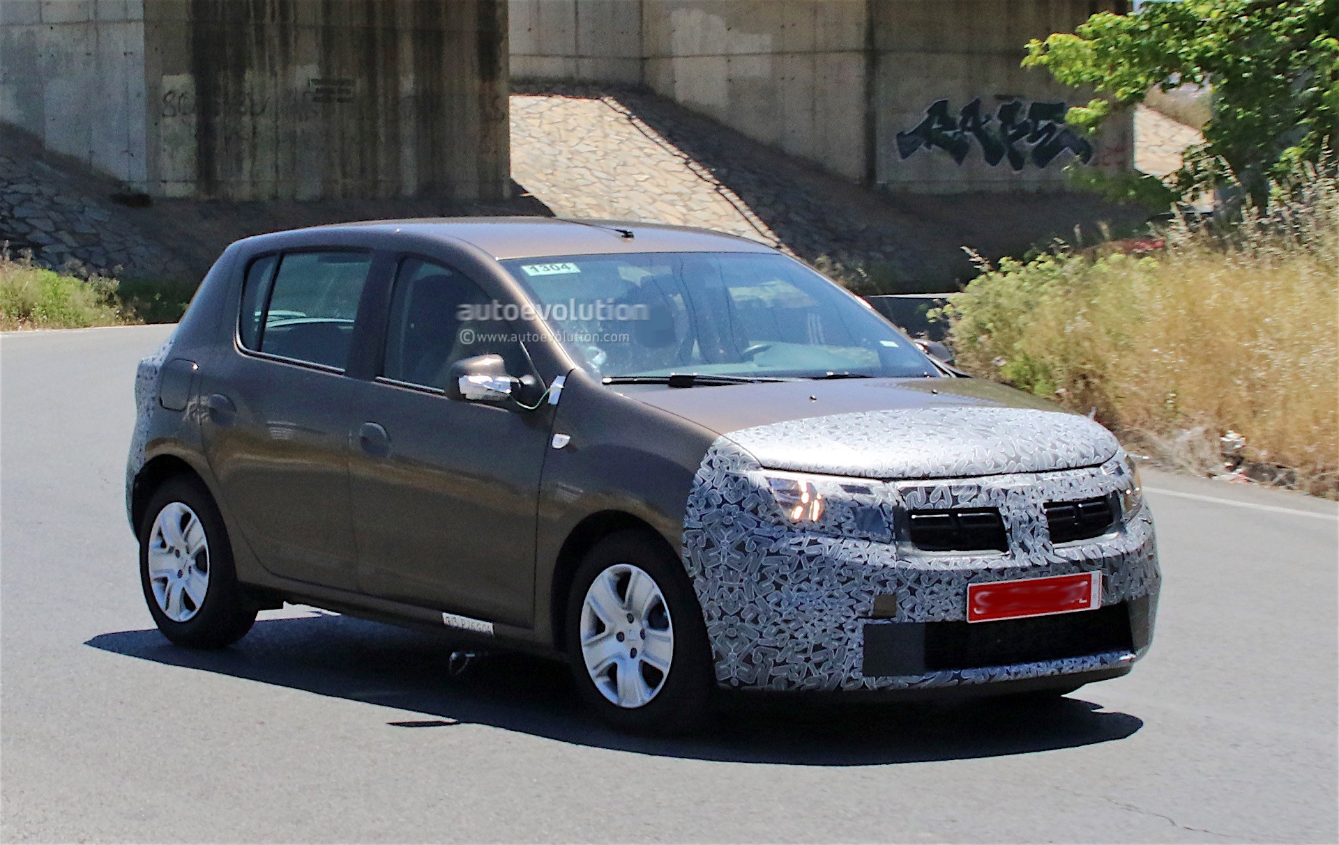 Fresh Spyshots: Dacia is Testing Facelifted Sandero And Logan MCV -  autoevolution